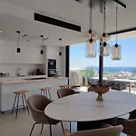 Higueron 5821 Luxe Met Zeezicht Appartement